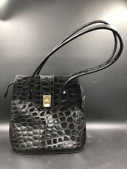 null Un sac à main en cuir noir imitation crocodile, 32 x 32 x 13 cm , (très bon...