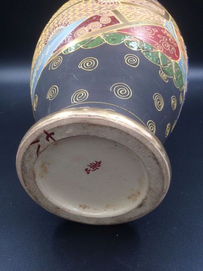 null Un vase en céramique de Satsuma marque rouge sous la base, Japon hauteur 32...