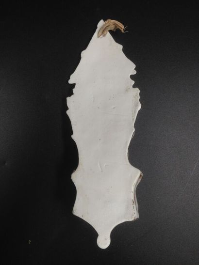 null LOT CURIOSA : un bénitier en porcelaine, époque romantique, hauteur 18 cm (égrenure),...