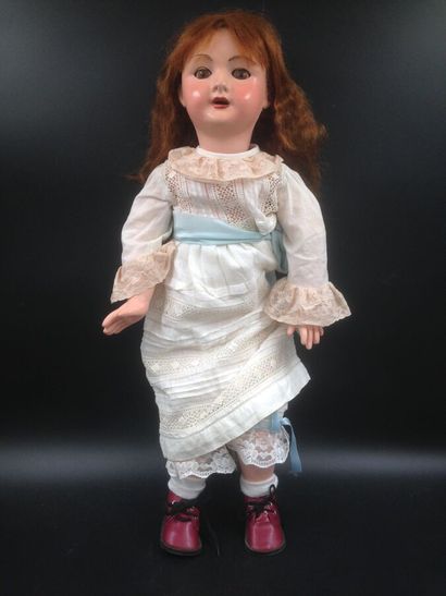 null S.F.B.J. 11, une poupée parlante à corps en bois laqué et tête en papier maché,...