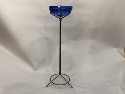 null Un trépied en fer et une vasque en verre bleu bullé, hauteur 99 cm et diamètre...