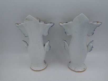 null Une paire de vases en porcelaine à décor polychrome, hauteur 25 cm (léger fèle...