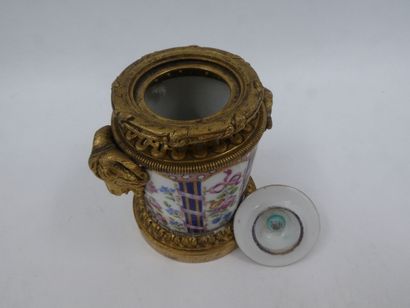 null Dans le goût de Sèvres, un pot pourri en porcelaine à décor polychrome à décor...