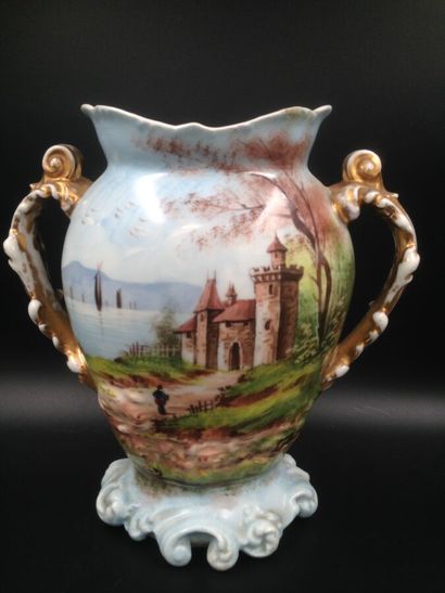 null Un grand vase épaulé de deux anses en porcelaine à décor polychrome d'un paysage...