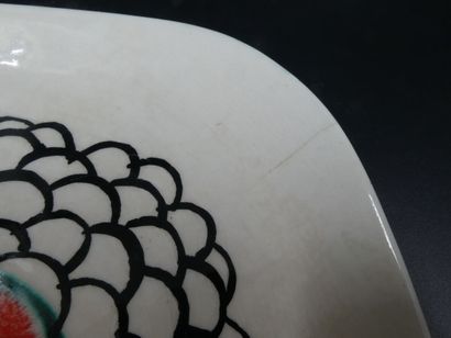 null VALLAURIS, une assiette en céramique à décor de fleur, années 70, diamètre 24,5...