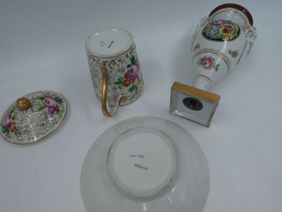 null LOT en porcelaine à décor polychrome comprenant : une tasse à la Reine et un...
