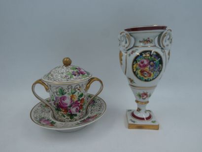 null LOT en porcelaine à décor polychrome comprenant : une tasse à la Reine et un...
