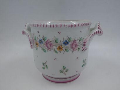 null Maryvonne LEGAILLARD, un cache-pot en porcelaine à décor floral polychrome,...