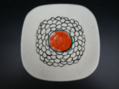 null VALLAURIS, une assiette en céramique à décor de fleur, années 70, diamètre 24,5...