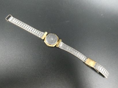 null COURREGES Paris, une montre-bracelet de dame en métal doré, le mouvement à quartz...