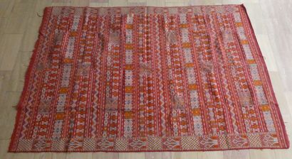 null Un tapis en laine tissé à décor géométrique sur fond rouge, Maroc, 220 x 144...