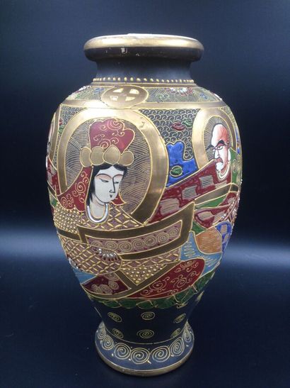 Un vase en céramique de Satsuma marque rouge...