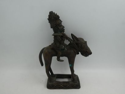 null BENIN, un cavalier en bronze à patine médaille, 20ème siècle, dans le style...
