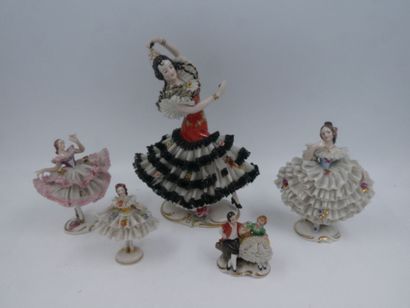 null LOT cinq figurines en porcelaine à décor polychrome figurant des danseuses (en...