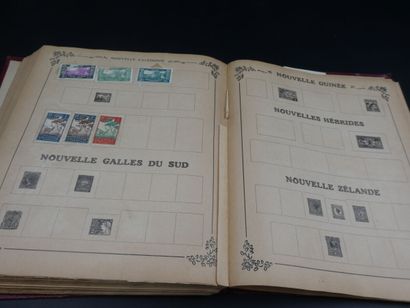 null Huit petits albums de timbres + un album ancien avec quelques colonies + une...