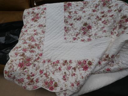 null Un dessus de lit en tissu imprimé de fleurs et matelassé (lit en 140)