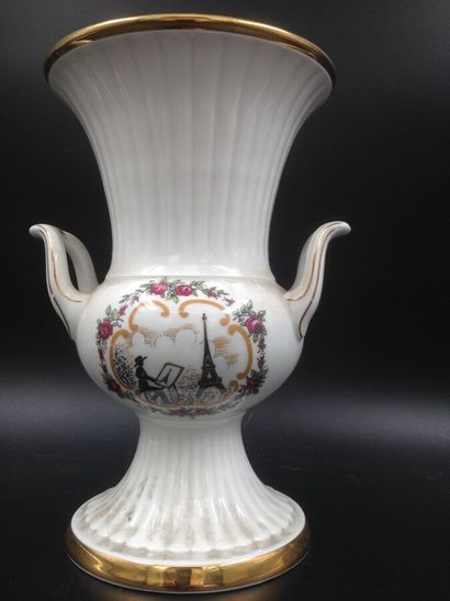 null SELTMANN Bavaria, un vase de forme Médicis en porcelaine à décor polychrome...