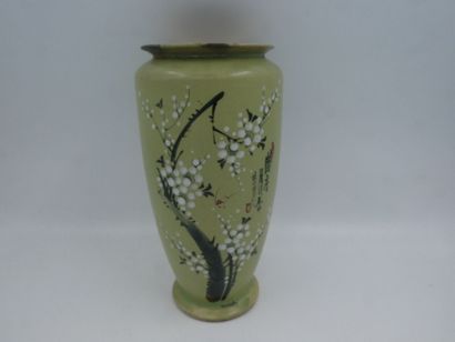 Un vase en céramique à décor de branchages...