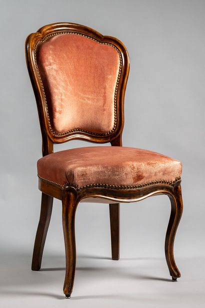 null Une bergère et une chaise en noyer, Louis Philippe, garnies de velours vieux...