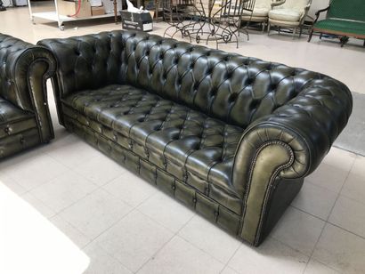 null Une paire de canapés Chesterfield en cuir vert