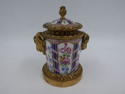 null Dans le goût de Sèvres, un pot pourri en porcelaine à décor polychrome à décor...