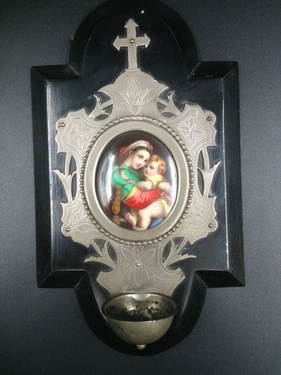 null Un bénitier orné d'une plaque de porcelaine à décor de la Vierge à l'enfant...
