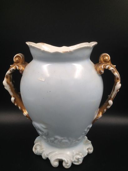null Un grand vase épaulé de deux anses en porcelaine à décor polychrome d'un paysage...