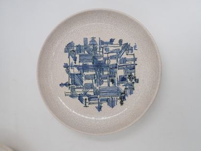 null Une paire de plats circulaires en céramique craquelée à décor abstrait bleu...