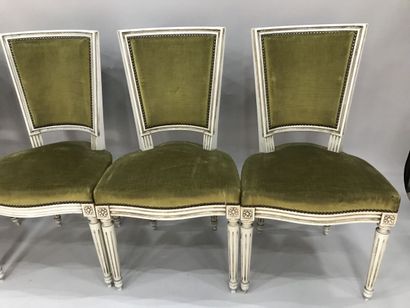 null Une série de quatre chaises en bois mouluré et laqué crème, style Louis XVI
