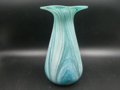 null Un vase en verre nuagé vert, hauteur 24,5 cm