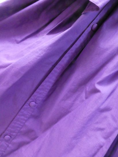 null Angelo TARLAZZI, circa 1985. Robe longue en coton mélangé violet. T 38. Griffe...