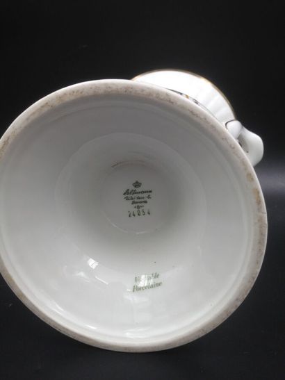 null SELTMANN Bavaria, un vase de forme Médicis en porcelaine à décor polychrome...