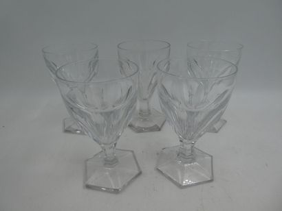 null Une série de cinq verres sur pied à eau en cristal taillé, hauteur 13,8 cm