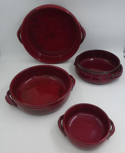 null HOFMANN Gérard à Vallauris, quatre coupes circulaires à anses en céramique rouge...