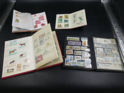 null Huit petits albums de timbres + un album ancien avec quelques colonies + une...