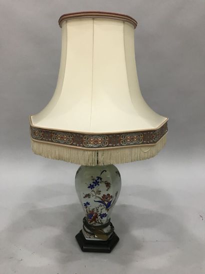null CHINE, une lampe en porcelaine à décor polychrome avec son abat-jour