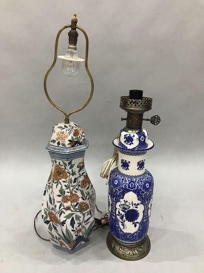 null LOT de deux lampes en porcelaine à décor polychrome