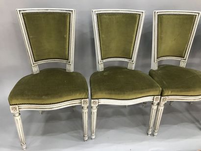 null Une série de quatre chaises en bois mouluré et laqué crème, style Louis XVI