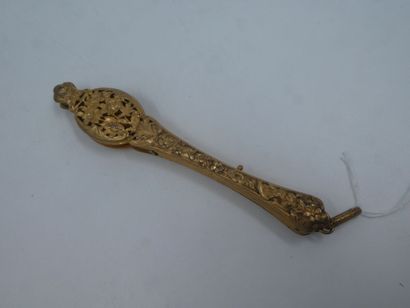 null Un face à main en métal doré à décor floral ajouré, vers 1900