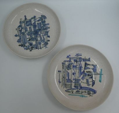 null Une paire de plats circulaires en céramique craquelée à décor abstrait bleu...