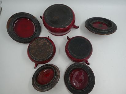 null HOFMANN Gérard à Vallauris, trois marmittes en céramique rouge et noire, diamètre...