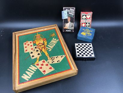null LOT JEUX : Nain jaune, MINI MASTER MIND, un jeu de 32 cartes, un jeu d'échecs...