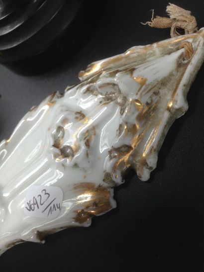null LOT CURIOSA : un bénitier en porcelaine, époque romantique, hauteur 18 cm (égrenure),...