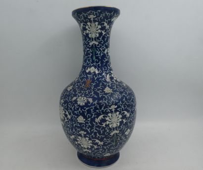 Un vase balustre en porcelaine à décor de...