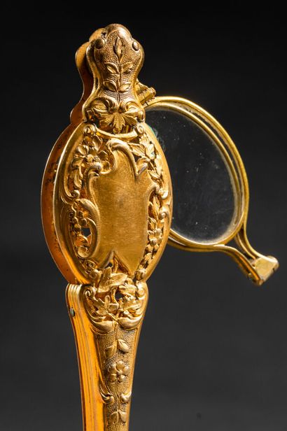 null Un face à main en métal doré à décor floral ajouré, vers 1900