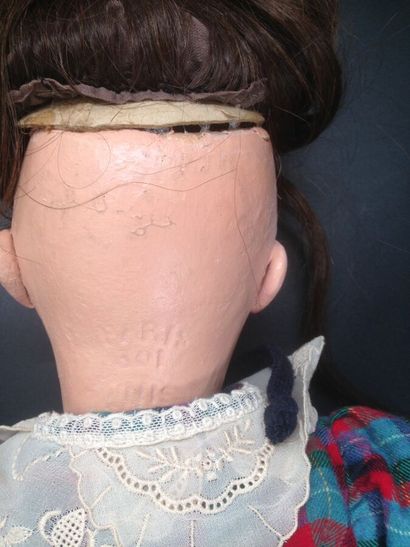 null UNIS FRANCE 301, une poupée parlante à corps en bois laqué et tête en papier...