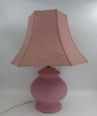 null Une lampe en céramique rose abat-jour pagode en shantung rose, hauteur totale...