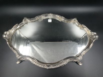 null Un centre de table en métal argenté à fond de miroir style rocaille, 56 x 36...