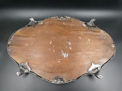 null Un centre de table en métal argenté à fond de miroir style rocaille, 56 x 36...
