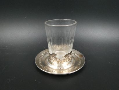 null Un porte-verre en argent avec son verre, hauteur 7 cm, 39,20 gr